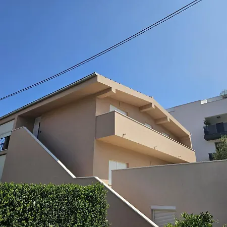 Апартаменти Whitehill House