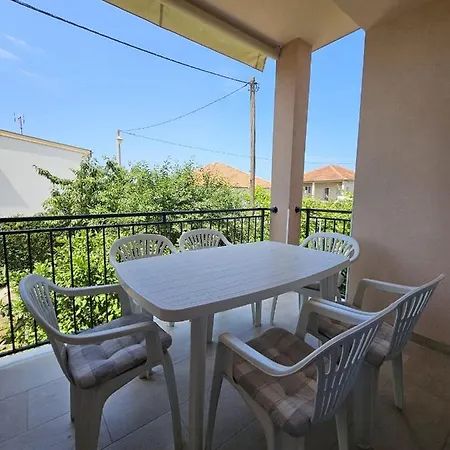 Апартаменты Whitehill House