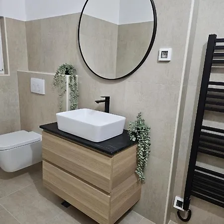 Апартаменты Whitehill House *